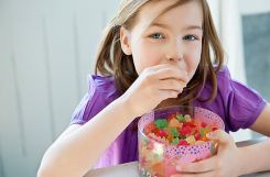 Mơ thấy ăn kẹo là điềm báo tốt hay xấu? Đánh con nào?
